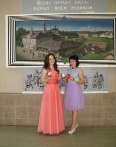 Описание: Золотые медалисты Гарова Дарья и Даминова Алина (2015)